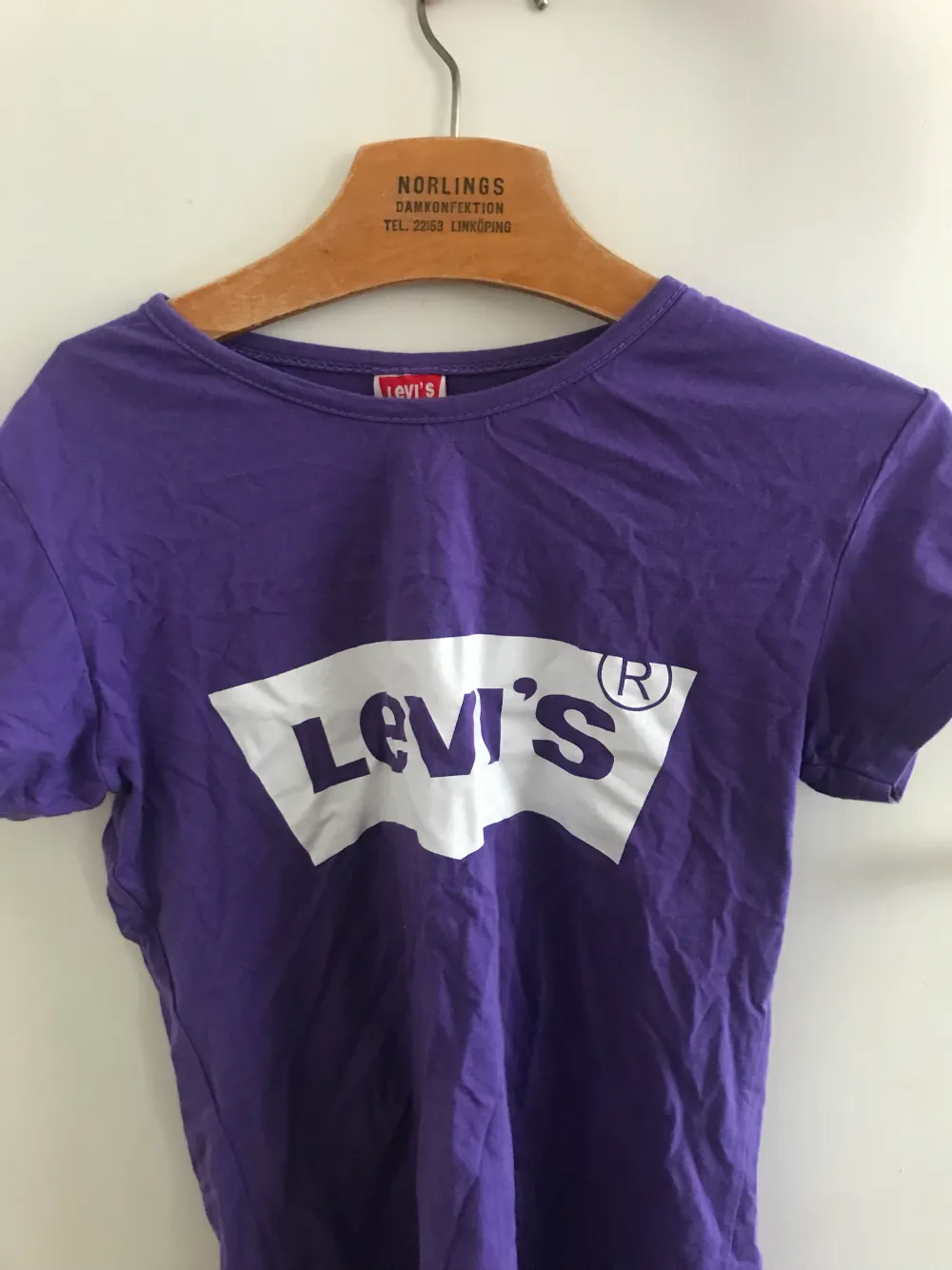 Lila Levi’s T-shirt den har tyvärr blivit för liten. Bra skick.. T-shirts.