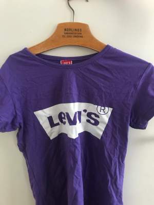 Lila Levi’s T-shirt den har tyvärr blivit för liten. Bra skick.