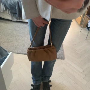 Handväska - En fin brun handväska med guld detaljer. Ett litet fack innuti och ett stort💞💞