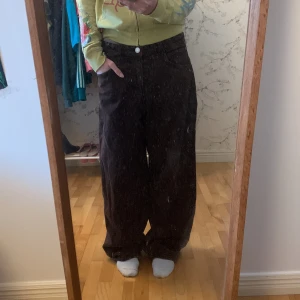Bruna baggy jeans  - Baggy bruna jeans från hm bara använda typ 2ggr🫶jag är 160cm
