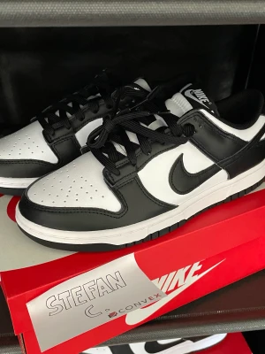 Nike dunk low ”Panda” - ❗️WTS Nike dunk low ”Panda” Storlek: EU 43 Cond: 10/10 (DS) Pris: 1450kr All og finns, kvittot finns med. Kan mötas i Stockholm eller kan fraktas på köparens bekostnad 🙌🏻