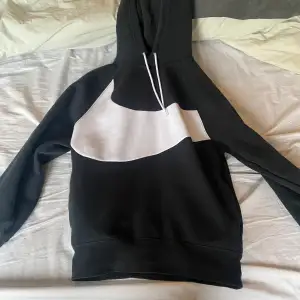 Nike Tracksuit med luvtröja i storlek XS och mjukis byxor i storlek M. Perfekt skick. Köptes för 1200kr. Vårt pris 600kr för båda. 400kr separat. 