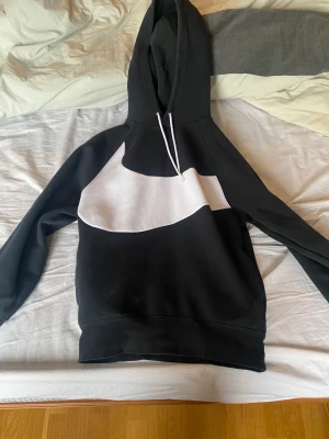 Nike Tracksuit  - Nike Tracksuit med luvtröja i storlek XS och mjukis byxor i storlek M. Perfekt skick. Köptes för 1200kr. Vårt pris 600kr för båda. 400kr separat. 