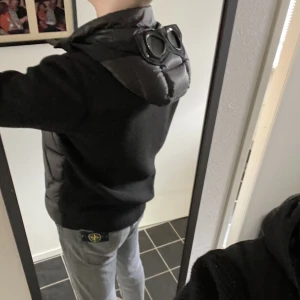Helt ny CP Company Duck Down Mixed Goggle Jacket - Inga byten! Helt ny CP Company Duck Down Mixed Goggle Jacket. (6600kr) endast några veckor sedan(kvitto,tags och allt og finns)använd fåtal gånger. Snyggaste jackan jag äger för tillfället. Avtagbar luva. (Pris går att diskutera vid snabb affär)