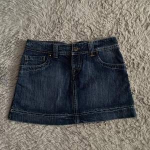 Minikjol i jeans med gulliga detalier på baksidan, ej använd💗