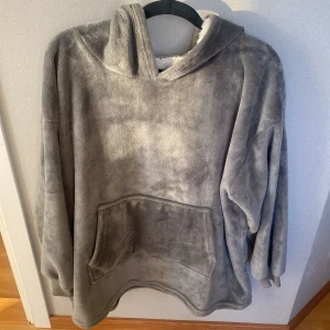 ”Hoodie”  - Grå stor ”Hoodie” i onesize, säljer då den inte kommer till användning 