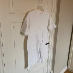 Säljer denna enkla T-shirten från H&M. Storlek S, passar även M, men den är oversize. I fint skick. 