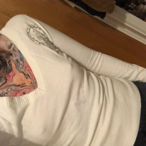 Vintage stickad tröja - Fläcken kanske går bort har ej testat Klorin funkar nog annars