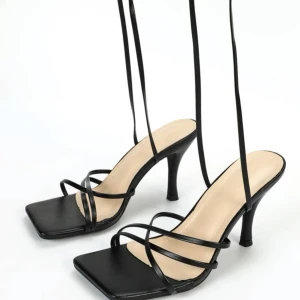 Klackar - Fina klackar men tyvärr försmå. Jag har mellan 37-38 beställde stl 38 men dom passar inte. Bara provat dom inomhus 1 gång❤️