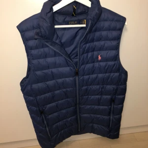 Ralph lauren väst  - Köptes på pondus förra sommaren använd ett fåtal gånger  Skick 10/10 Väldigt fin blå färg  Kan mötas i Gbg eller frakta den  