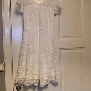 Klänning  - En vit fin klänning passar bra till studenten. Storlek s men skulle passa xs med. Aldrig använd och prislapp kvar. Ordinarie pris 799 mitt 150