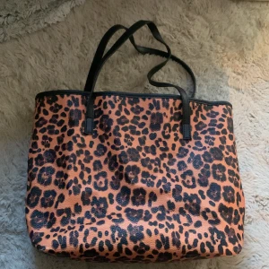 Väska  - Lejopard väska 
