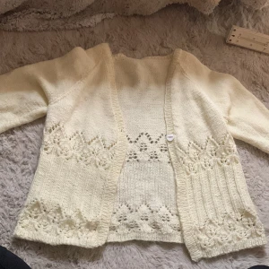 Handstickad kofta  - Aldrig använd men super fin 