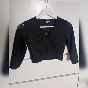 Festtopp  - Säljer då den ej längre passar mig. Dubbelt tyg på framsidan så inte genomskinlig där! Liten cutout detalj längst ner på båda sidorna 🤍 Skicka till mig om du har några frågor 