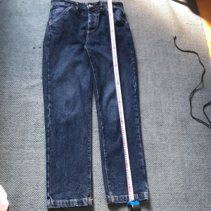 Zara jeans  - Denim standard Eur 38 Jeans från Zara, (även kallat de ”perfekta jeansen” som aldrig går ur trend) Se mått på bilderna, Benmått 20 cm Inga synliga defekter, använda ett par gånger (knappt)