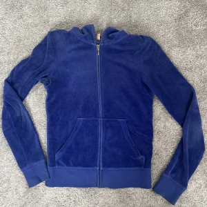 Juicy couture kofta - Jättefin kornblå juicy kofta med guldglittrigt tryck. Lite urtvättad men annars fint skick❤️‍🔥