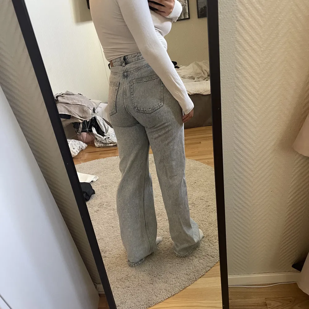 Blåa jeans ifrån monki i storlek 27, som en 36🥰. Jeans & Byxor.