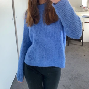 Tröja - Säljer min blåa stickadetröja då den inte kommer till användning längre. Passar superbra till våren och sommaren. Från about you men märket only. 