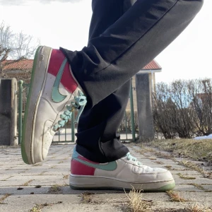Nike air force 1 - Säljer nu mina älskade Nike air force 1 då jag köpt nya skor o behövde rensa, finns tecken på användning därför är de väldigt billiga, köpt de utomlands för 190 euro =1900kr ungefär , storleken är 42 men skulle säga att de passar mer 40-41🫶🏼🫶🏼 