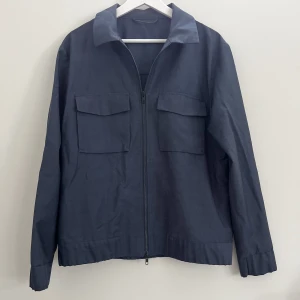 J Lindberg overshirt - Blå overshirt från J Lindberg i storlek M. Säljs i befintligt skick 