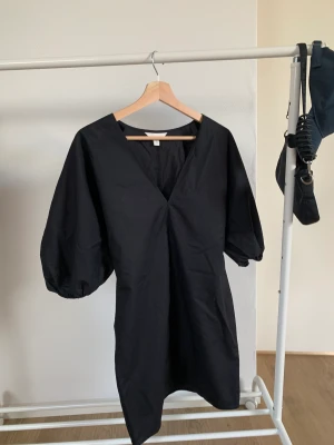 Svart klänning  - Köpte denna till nyår och det blev att jag inte orka dra ut den kvällen. Helt ny och har inte varit använd. Storlek XS men passar mig som e 174 och e till o med lite för stor.