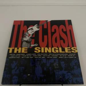 The clash Lp med massa hits/singles!  Min pappas från 90-talet i mycket bra skick! Söker nu nytt hem då den inte kommer till användning