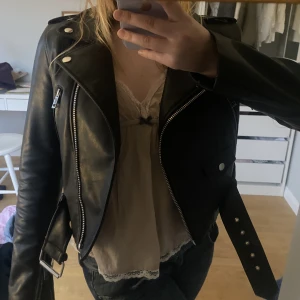 Vårjacka - Så fin jacka ifrån zara. Använd ett fåtal gånger för flera år sedan så i jättebra skick! Strl 36, jag är 161. 180kr + 69kr frakt 🙌🏼