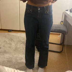 Levi’s low waisted jeans - Storleken är 34-36. Väldigt korta byxer så för dig som är lång är inte dem här de bästa. Om du är 160cm eller under så är dessa perfekt☺️Helt nya har bara använts 2 gånger👍