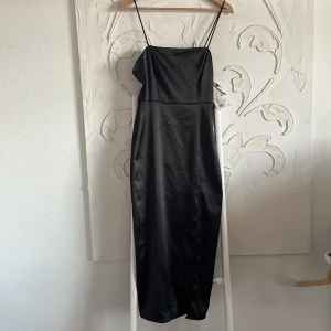 Cocktailklänning - Supersnygg klänning. Har slits på sidan. Oanvänd från zara. Orginalpris 359