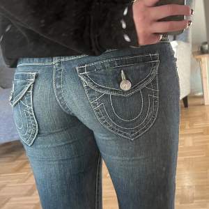 Assnygga true religion jeans köpta secondhand! Straight fit. 