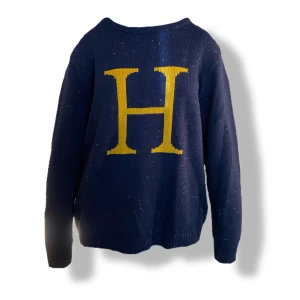 Weasley H sweater  - säljer min Harry Potter Weasley stickad tröja för att jag använder den inte😺 super snygg super kvalitet i XL och säljer för 550kr+frakt orginalpris runt 700kr. skriv till mig vid intresse 😇😇 