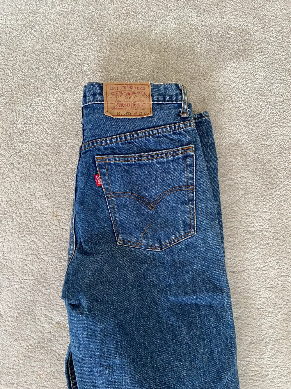 Säljer mina Levis straight jeans. Mörkblå tvätt. Super sköna och väldigt snygga!. Jeans & Byxor.