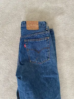 Säljer mina Levis straight jeans. Mörkblå tvätt. Super sköna och väldigt snygga!