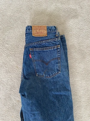 Levis straight jeans - Säljer mina Levis straight jeans. Mörkblå tvätt. Super sköna och väldigt snygga!