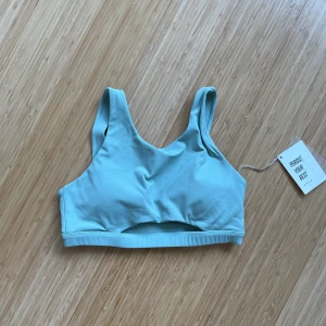 ACTA sport-bh turkos strl M - Helt ny! Super mjukt material, med vaddering. Storlek M. Från märket ACTA som är ett lite mindre företag som säljer funktionella och hållbara träningskläder och donerar en slant för varje köp. Toppen har kostat ca 400kr 