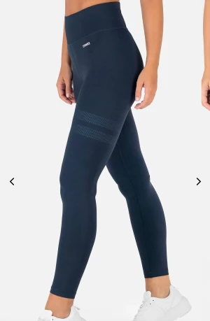 Stronger tights - Säljer ett par mörkblåa strongertights i strl S. Använda fåtal gånger så i bra skick, köpt för 699 och säljer för 250 + frakt. PM för mer information.💗