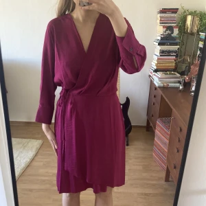 Lila sommarklänning från Filippa K - Aldrig använd, orignalpris 1600 kr. Skön och lätt. Knyts vid sidan. Skickar fler bilder vid intresse.