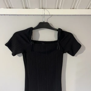 Tröja  - En knappt använd topp som ser ut som ny. Stolek S  Från vero Moda 