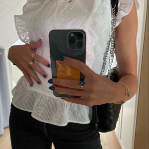 Festtopp - Jättesöt blus! Använd 1 gång så i toppskick! Perfekt till fest eller när man vill vara lite extra fin!  200kr+62kr frakt LÅNAD BILD