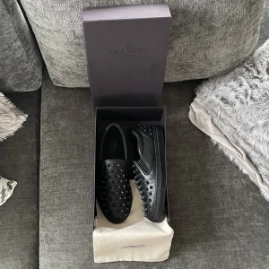Valentino Garavani Spike SlipOns  - Valentino Garavani RockStud SlipOns  Size:42IT/43-44 All black Retail:6500kr Använda  Dm för mer info och bilder 
