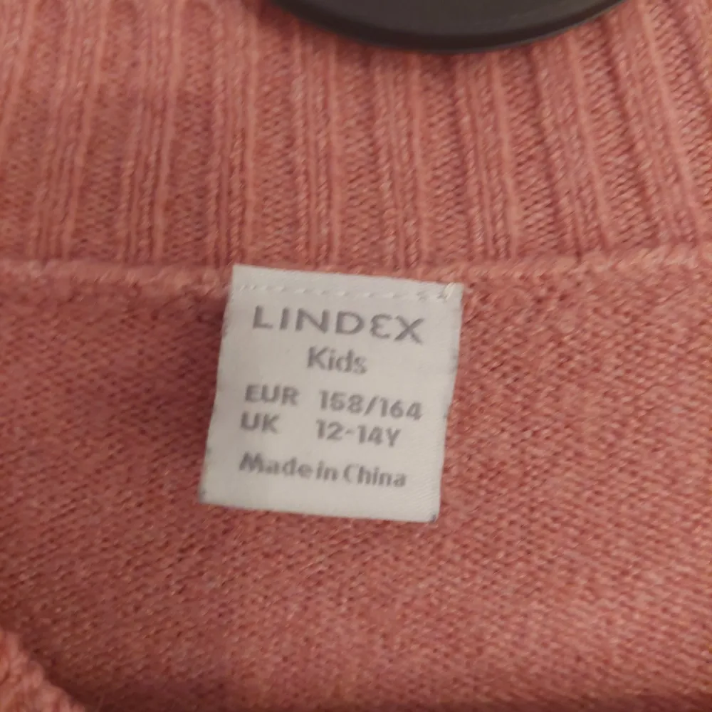 En fins tickad tröja från lindex i storlek 158/164 men jag som har s kan ha den utan problem Inga skador på plagget och säljer pga ingen användning, skriv för fler bilder eller mer info. Stickat.