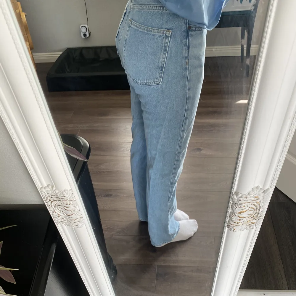 Säljer dessa blåa jeans från h&m i storlek 36, dom är inte myvket använda säljer dom för 120kr, jag är ca 170cm. Jeans & Byxor.