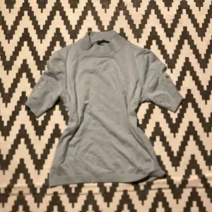 säljer denna superfina tröja med krage från stockh lm (köpt på mq). den är i nyskick och är verkligen bekväm, men säljer då den tyvärr inte kommer till användning ❤️ 