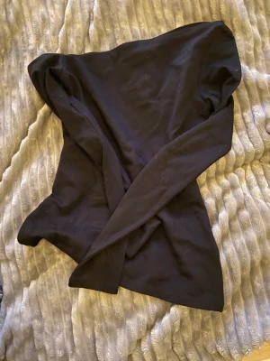 säljer  - Säljer min svarta off shoulder tröja från HM, aldrig använd bara provad💘💘 Köptes för 199kr säljer för 80kr