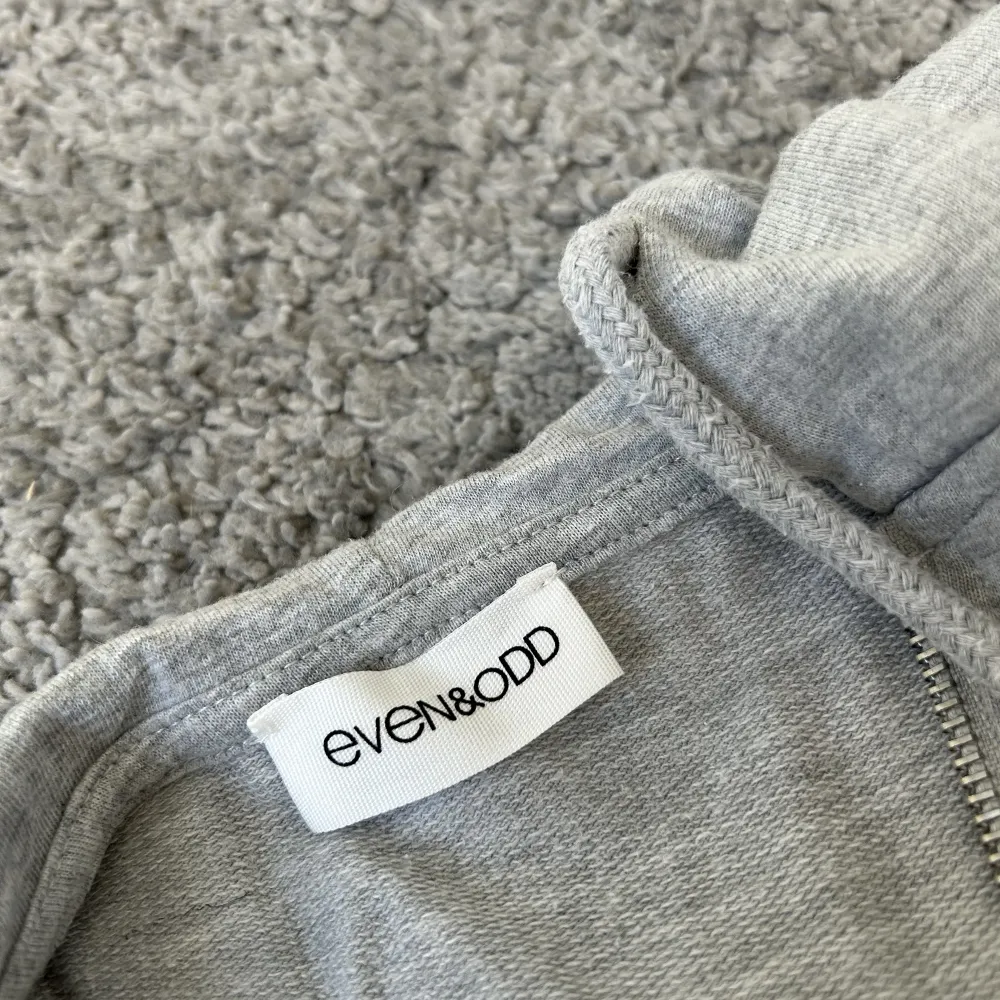 En superfin grå zip-up hoodie från Even & Odd. Inte använd en enda gång och är i nyskick. Ganska tunn tröja men perfekt till våren. I storlek XS men passar för S. Säljer pågrund av att jag ej använder den. . Tröjor & Koftor.