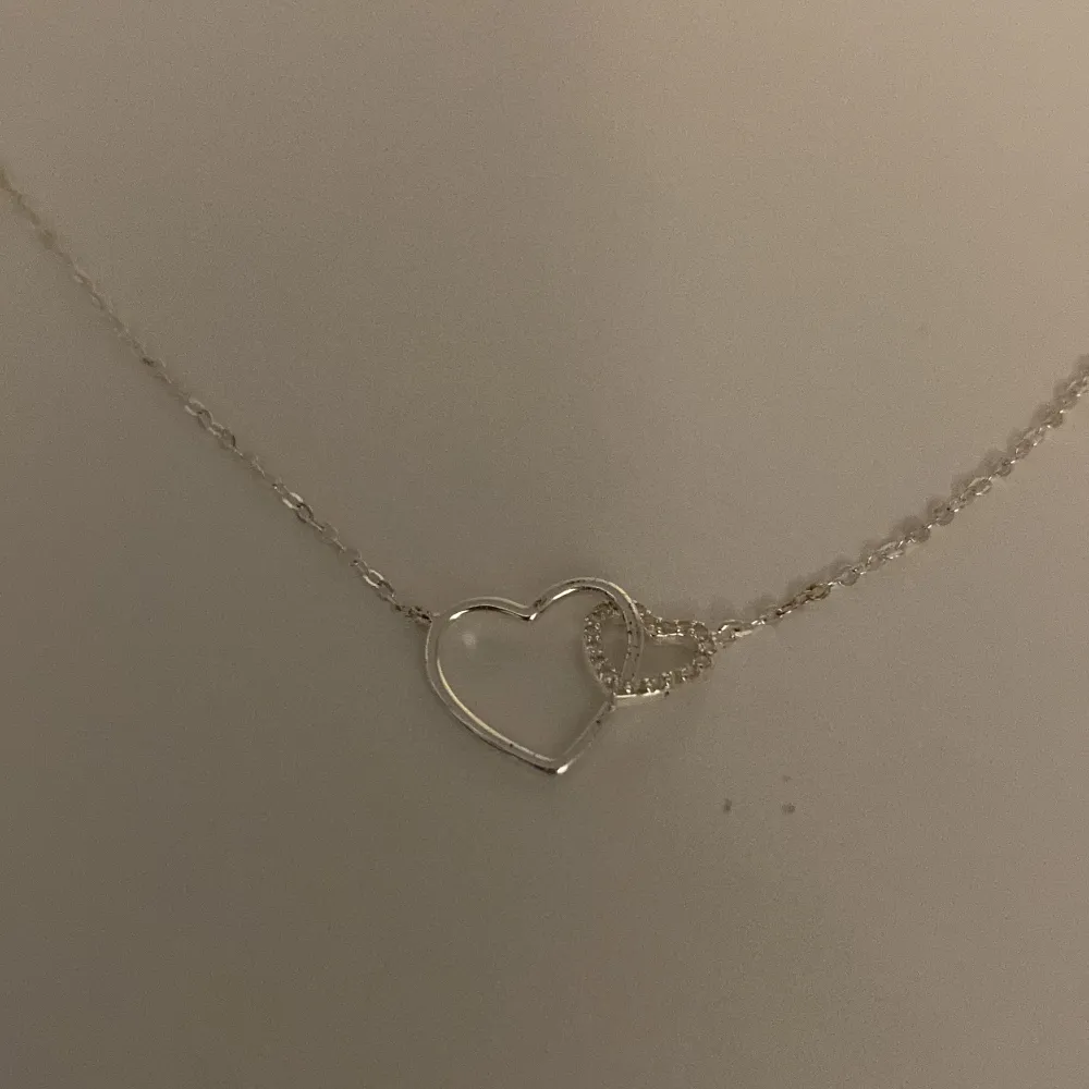 Äkta silver halsband med två hjärtan. Den har tre olika storlekar. Aldrig använt! Den köptes för 249. Accessoarer.