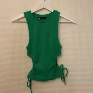 Grön topp - Säljer denna gröna topp från Zara. Aldrig använd alltså nyskick. Köparen står för frakt:)