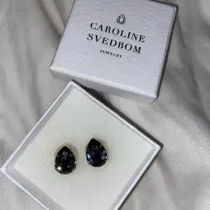 Caroline Svedbom örhängen. Använda 2 gånger. Svarta/gråa med glitter och guld 