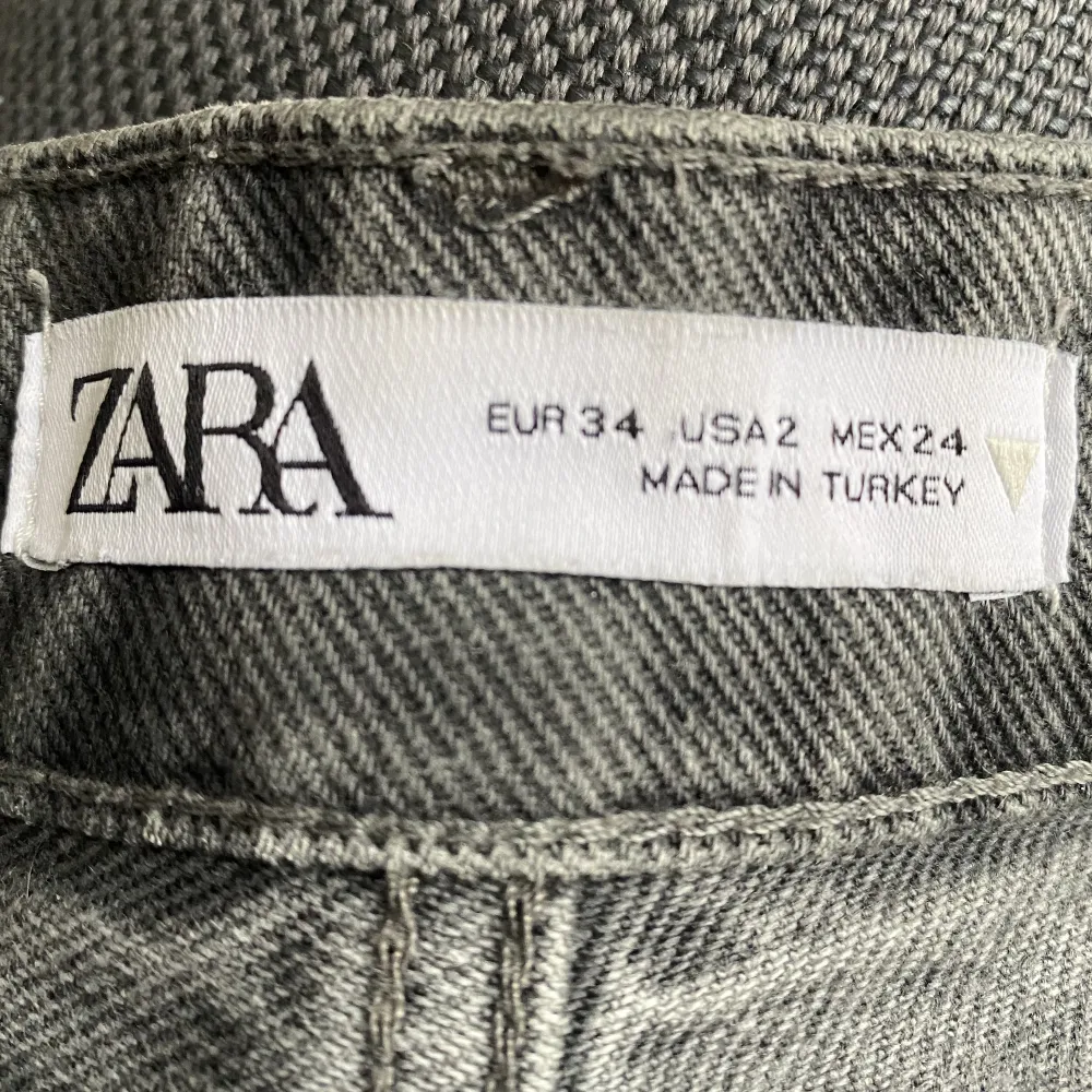 Jättesnygga lågmidjade jeans från zara i strl 34. Jeans & Byxor.