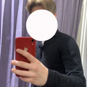 J.lindberg rugbytröja - Snygg J.Lindberg rugby tröja i merino ull. Bra cond, ej använd så mycket. Kan gå ner i pris vid snabb affär.